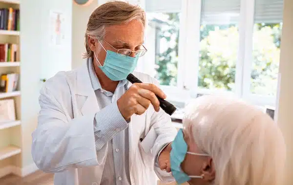 مراجعه به پزشک برای معاینه خشکی چشم