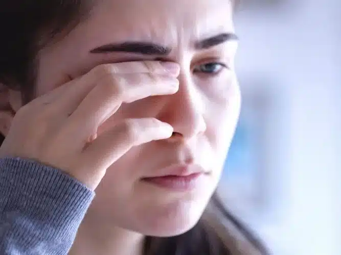 حساسیت به نور و ریزش اشک پس از لیزیک