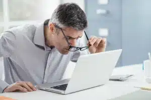 راهنمای تشخیص دوربینی چشم برای بزرگسالان و کودکان + درمان