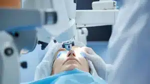 عمل لازک چشم برای چه کسانی مناسب است؟ بررسی کامل مزایا، معایب و محدودیت‌ها
