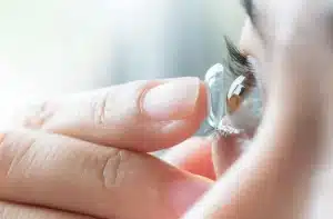 لنز اسکرال برای چه افرادی مناسب است؟ مزایا، معایب و موارد تجویز