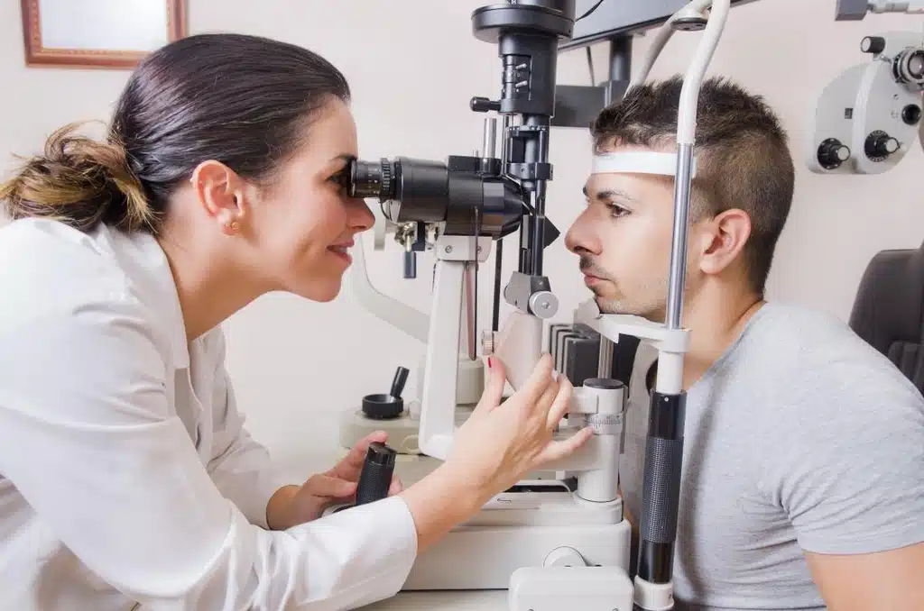 معاینه چشم با اسلیتلمپ